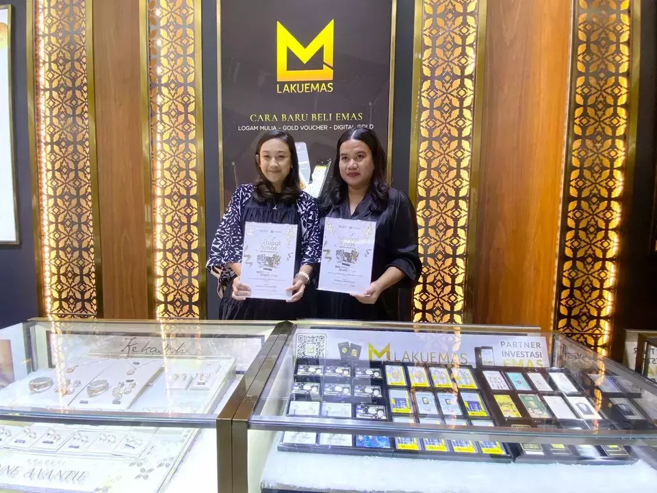 The Palace Jeweler's brand manager Winny Melita (left) and Lakuemas's brand manager Esther Napitupulu (right). (B1 Photo/Yurike Metriani)