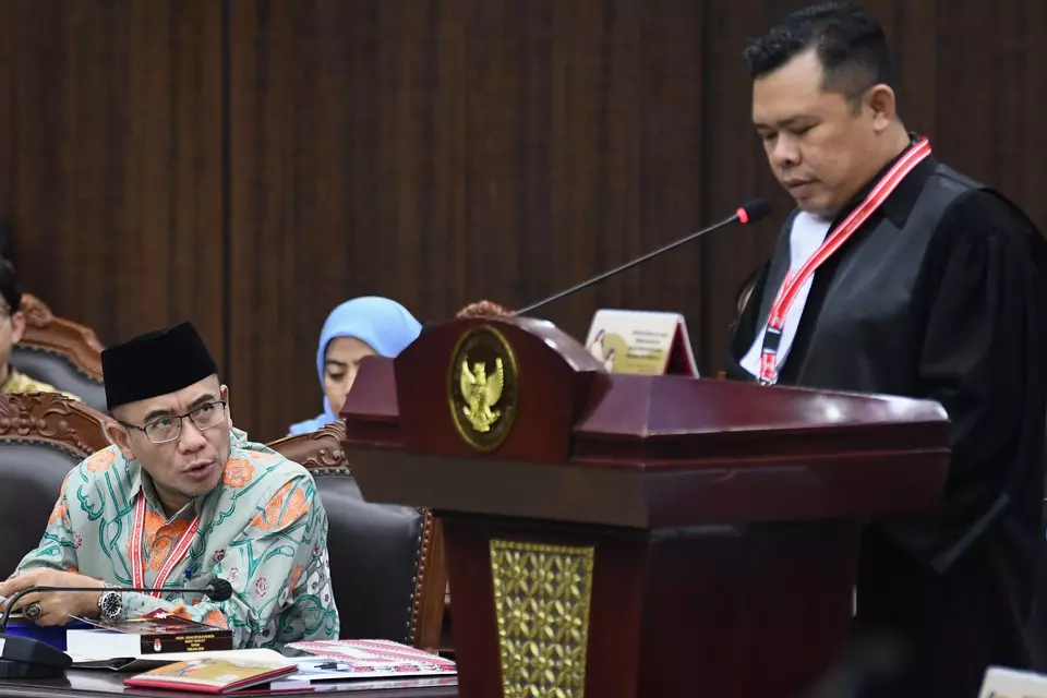 General Election Commission (KPU) Chairman Hasyim Asyari, left, pays attention as lawyer Hifdzil Alim reads aloud the legal arguments to defend the commission from accusations of election fraud during a hearing at the Constitutional Court in Jakarta, Thursday, March 28, 2024. (Antara Photo/Aditya Pradana Putra)