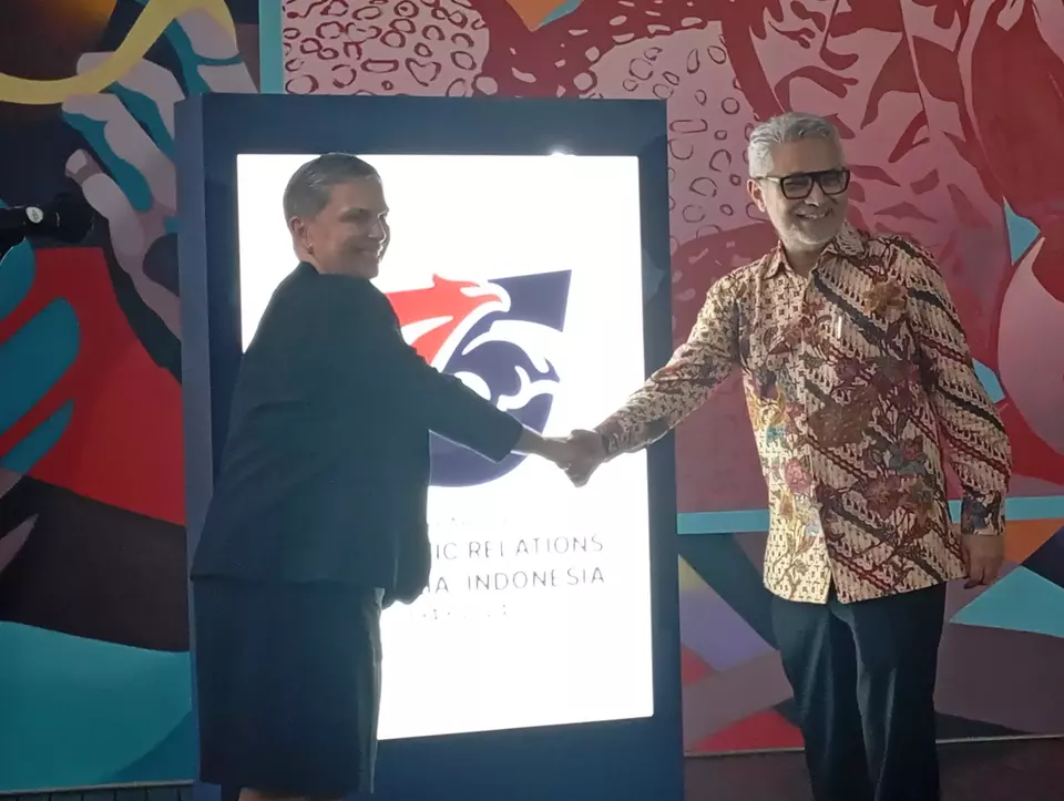 Australian Ambassador to Indonesia Penny Williams and Abdul Kadir Jailani, the Director-General for Asia-Pacific and Africa at the Foreign Affairs Ministry, launch the commemorative logo for Indonesia-Australia bilateral ties in Jakarta on March 28, 2024. (JG Photo/Jayanty Nada Shofa)