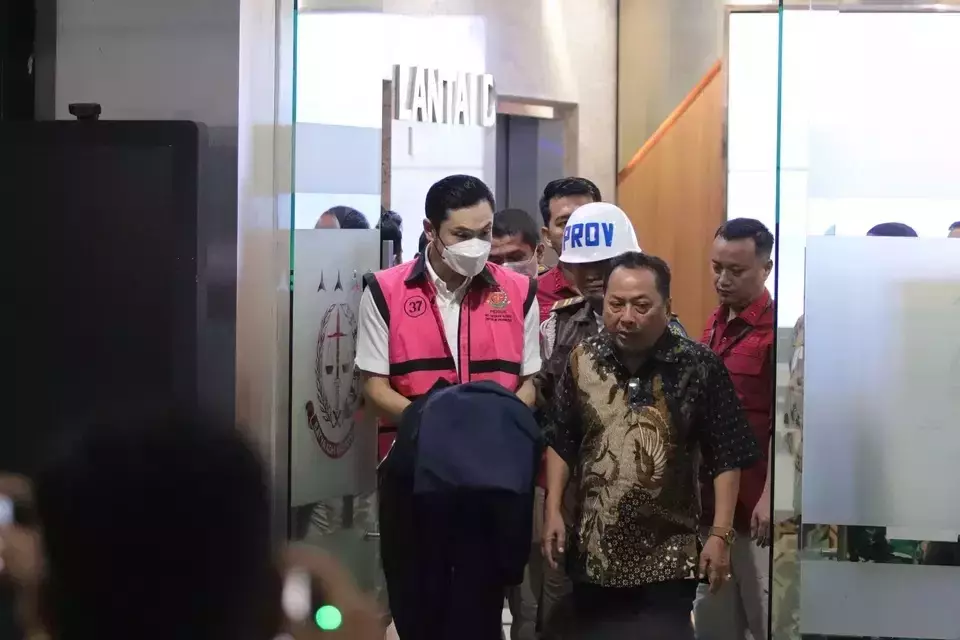 Businessman Harvey Moeis, left, is arrested by prosecutors in Jakarta, Wednesday, March 27, 2024. (B-Universe Photo/Ilham Oktafian)