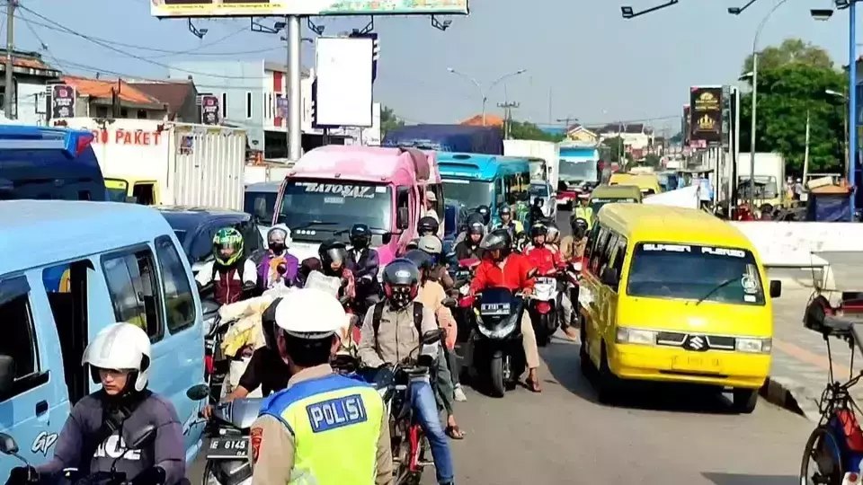 Motorcycle travelers start their Eid homecoming along the Pantura Artery route in Weru District, Cirebon Regency, West Java, Monday, April 1, 2024. (Beritasatu.com/Candra Kurnia)