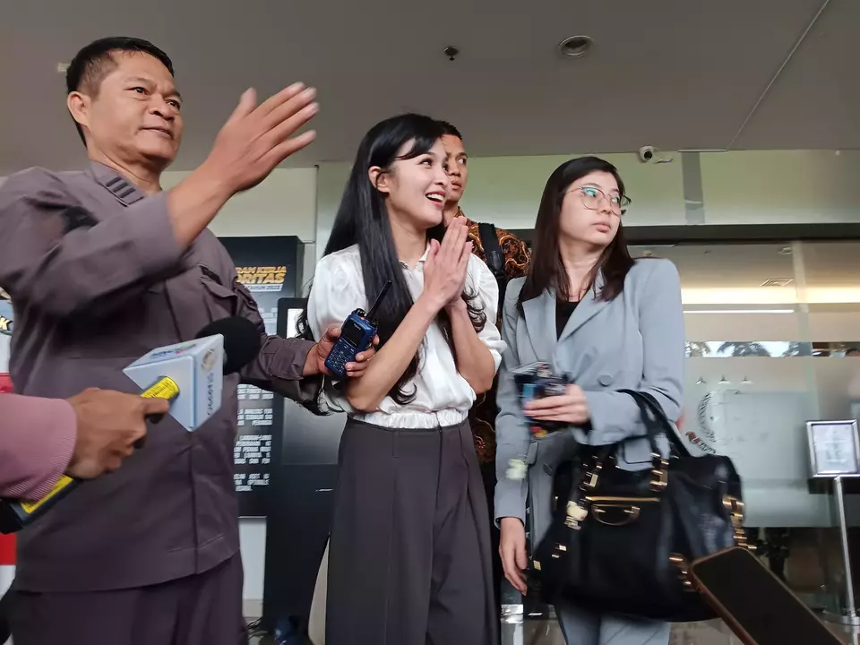 Actress Sandra Dewi answering the summons from the Attorney General's Office as a witness in the state-owned tin mining company Timah corruption case involving her husband, businessman Harvey Moeis, Thursday, April 4, 2024. (Beritasatu.com/Agnes Valentina Christa)