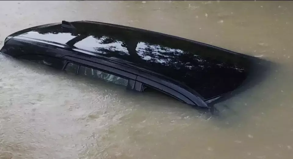 

A ride-hailing taxi driver's car falls into the Cibarengkok River in Mampir Village, Cileungsi District, Bogor Regency, West Java, on Wednesday, April 3, 2024, following Google Maps directions. (Beritasatu.com/Wahyu Candra)