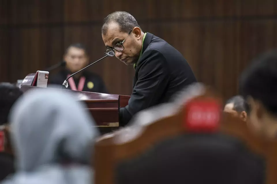 Edward Omar Sharif Hiariej, a law professor with Gadjah Mada University, speaks as an expert before the Constitutional Court to defend president-elect Prabowo Subianto in an election dispute trial in Jakarta, Thursday, April 4, 2024. (Antara Photo/Hafidz Mubarak)