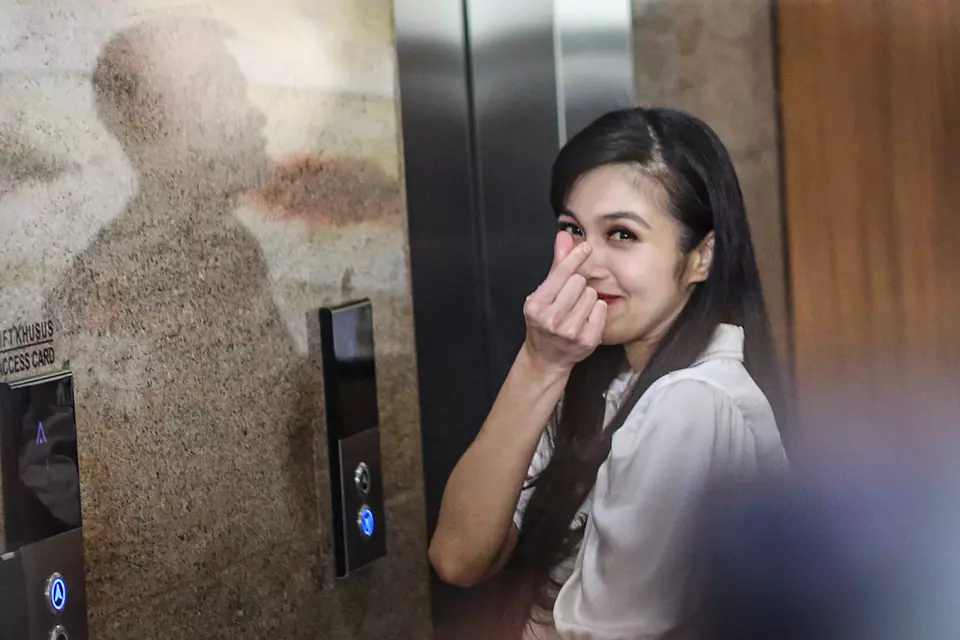 Actress Sandra Dewi gives a finger heart pose to reporters as soon as she arrives at the Attorney General Office in Jakarta on April 4, 2024. Sandra Dewi is summoned as a witness in an alleged corruption case related to tin trading involving her husband Harvey Moeis. (Antara Photo/Asprilla Dwi Adha)