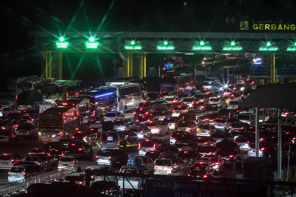 This aerial photo shows an influx of vehicles entering the Cikampek Toll Gate in Cikampek, West Java, Friday, April 5, 2024. The traffic heading to eastern provinces on Java island rose significantly ahead of Eid al-Fitr. (Antara Photo/Aprillio Akbar)