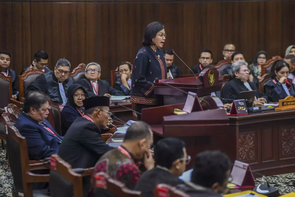 Finance Minister Sri Mulyani Indrawati speaks before the Constitutional Court in Jakarta, Friday, April 5, 2024. (Antara Photo/Galih Pradipta)