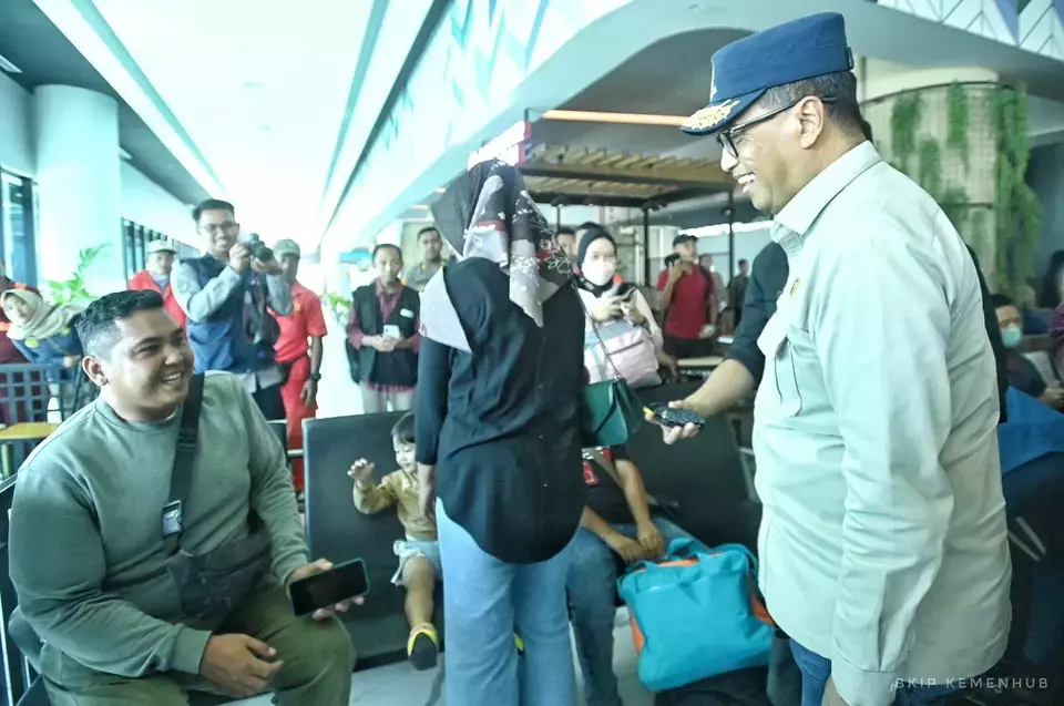 Transportation Minister Budi Karya Sumadi, right, inspects a ferry passenger at Merak Port, Banten, Sunday, April 7, 2024. {Photo courtesy of the Transportation Ministry} 