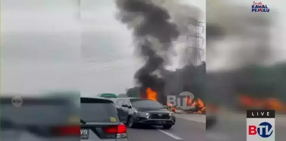A tragic accident occurred on the Cikampek Toll Road at kilometer 58, resulting in the death of nine individuals and causing two cars to catch fire on Monday.