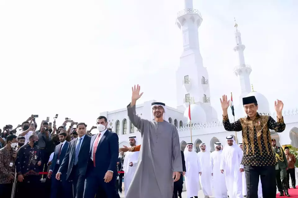 President Joko "Jokowi" Widodo and his Emirati counterpart Mohamed bin Zayed Al Nahyan (MBZ) inaugurate the Sheikh Zayed Grand Mosque in Surakarta on Nov. 14, 2022. (Photo Courtesy of Presidential Press Bureau)