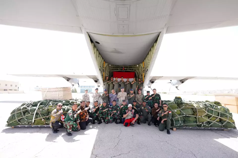 Indonesian service members pose for a photo with their Jordanian counterparts in front of an Indonesian Air Force Super Hercules C-130 aircraft carrying relief supplies for Gaza at the King Abdullah II Airbase in Zarqa, Tuesday, April 9, 2024. (Photo courtesy of the Defense Ministry)