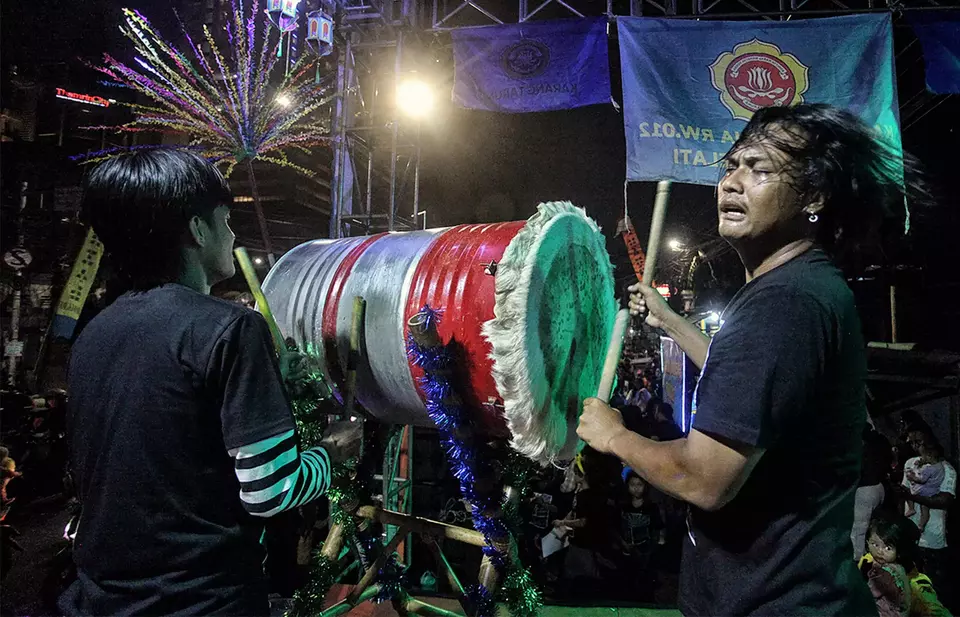 Men beat drums and chant praise to Allah along Mas Mansyur Street in Tanah Abang, Jakarta, on the last day of Ramadan to welcome the Eid al-Fitr, the biggest holiday for Indonesian Muslims, Tuesday, April 9, 2024. (B-Universe Photo/Joanito De Saojoao)