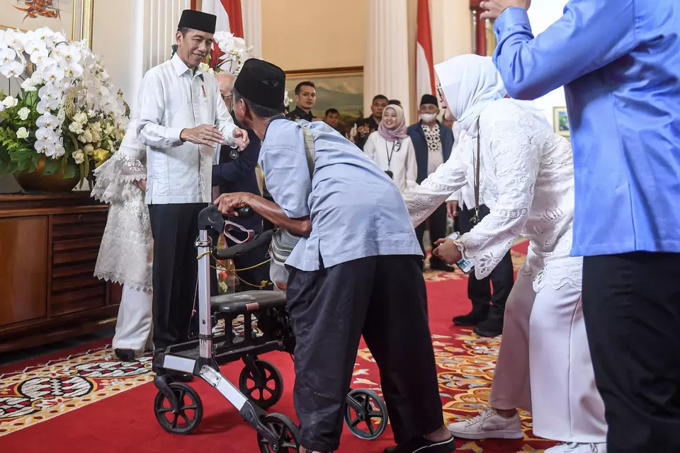 President Joko Widodo welcomes a disabled man during the first day of Eid al-Fitr where the State Palace is open to the public for personal interactions with the president and First Lady Iriana, Wednesday, April 10, 2024. (Antara Photo/Muhammad Adimaja)