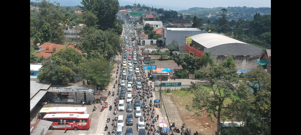 Thousands of vehicles line up along the Puncak route, facing heavy traffic congestion during the Eid holiday, Saturday, April 13, 2024. (Beritasatu.com/Heru yustanto)