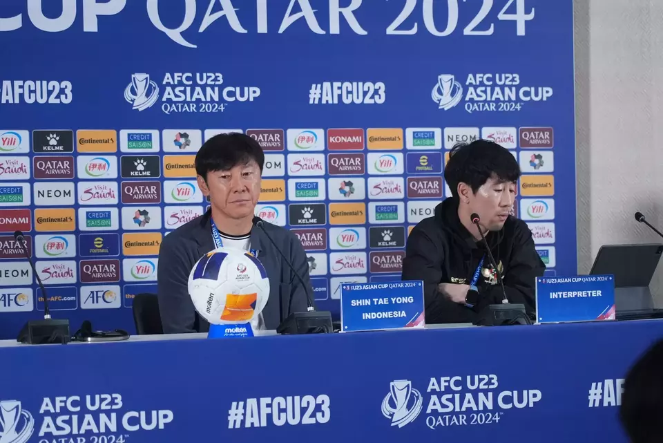 Coach Shin Tae-yong (left) speaking at a press conference following Indonesia's 2-0 loss to Qatar in the AFC U-23 Championship Group A match held at the Jassim bin Hamad Stadium in Doha, Qatar, on Monday, April 15, 2024. (PSSI)