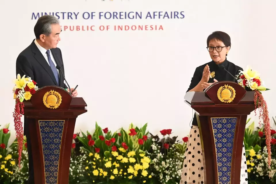 Foreign Affairs Minister Retno Marsudi and her Chinese counterpart Wang Yi hold a joint press statement after a bilateral meeting in Jakarta on April 18, 2024. (Photo Courtesy of the Foreign Affairs Ministry)