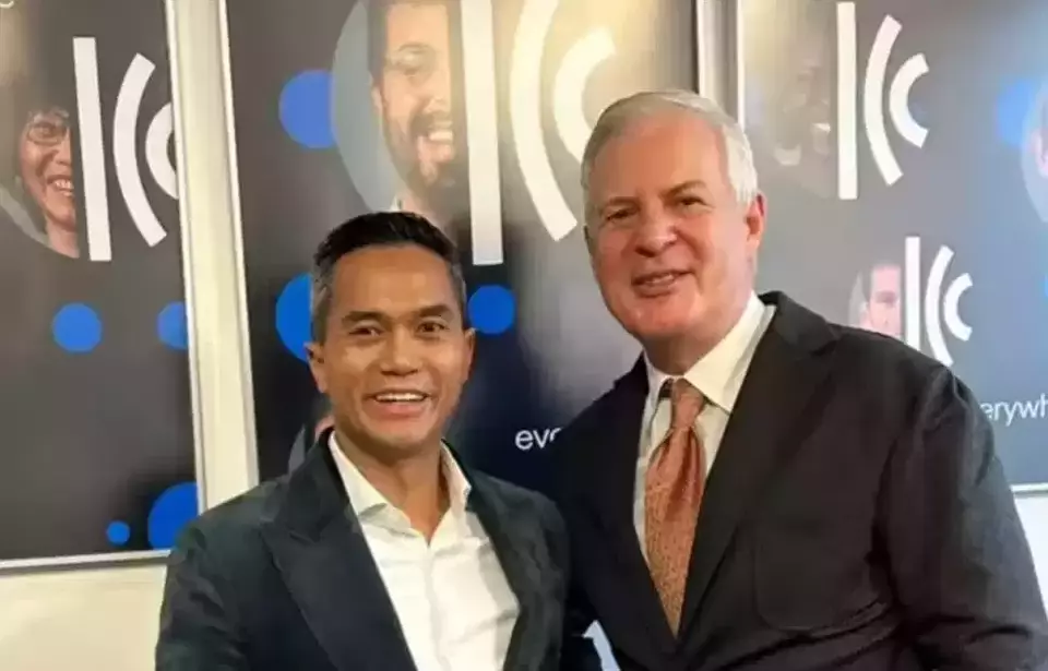 Chairman of the Advisory Board of the Indonesian Chamber of Commerce and Industry (Kadin) Anindya Novyan Bakrie (left) and the International Chamber of Commerce (ICC) Secretary-General John Denton at the ICC headquarters in Paris, France, on Wednesday, April 17, 2024. (Photo courtesy of Kadin)