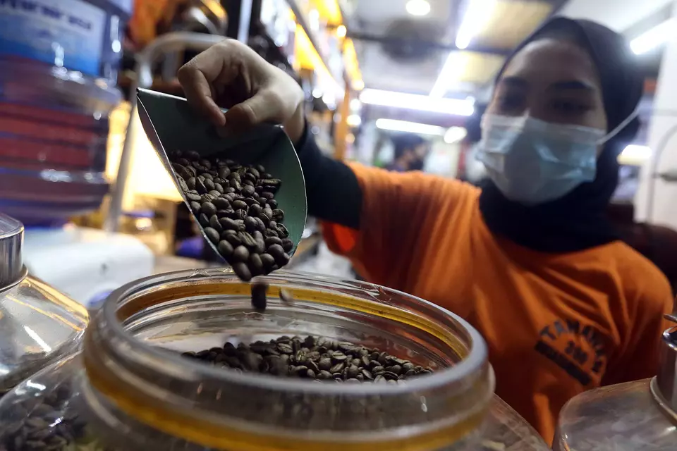 A woman works at a local coffee shop in Jakarta on November 22, 2024. (Beritasatu Photo/Ruht Semiono)