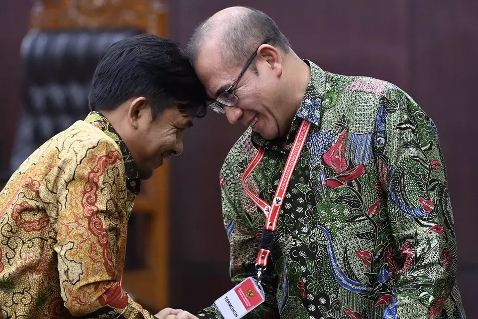 General Election Commission (KPU) Chairman Hasyim Asyari, right, embraces KPU Commissioner Idham Holik before attending the verdict hearing in the presidential election dispute at the Constitutional Court in Jakarta, Monday, April 22, 2024. (Antara Photo/M Risyal Hidayat)