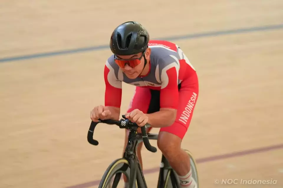 Indonesian track cyclist Bernard Benyamin van Aert has qualified for the Paris 2024 Olympics in the men's Omnium track event, as announced by the Union Cycliste Internationale (UCI) on Monday. (Photo courtesy of the Indonesian Olympic Committee)