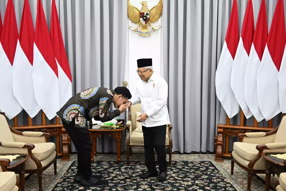 Gibran Rakabuming Raka, left, kisses the hand of Vice President Maruf Amin at the Vice President s Office in Jakarta, Wednesday, April 24, 2024. (Photo courtesy of the Vice Presidential Secretariat)