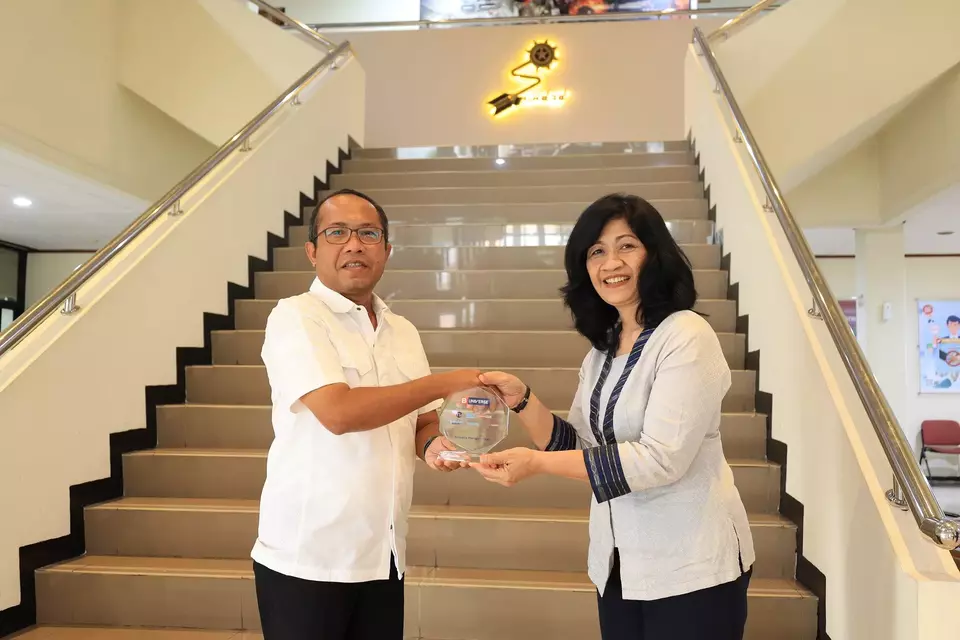 State-run defense company Pindad Vice President Director Syaifuddin, left, poses for a photo with B-Universe Corporate Secretary Ida Dewiyanti at the Pindad headquarters in Bandung, West Java, Wednesday, April 24, 2024. (Aep Sopandi)
