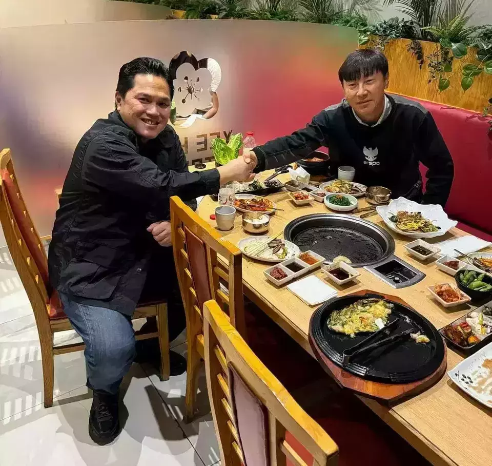 Indonesian Football Federation (PSSI) Chairman, Erick Thohir (left), and Coach Shin Tae-yong (right) discuss football over a meal. Erick announced on Thursday, April 25, that Shin Tae-yong has extended his contract until 2027. (Photo courtesy of Erick Thohir)