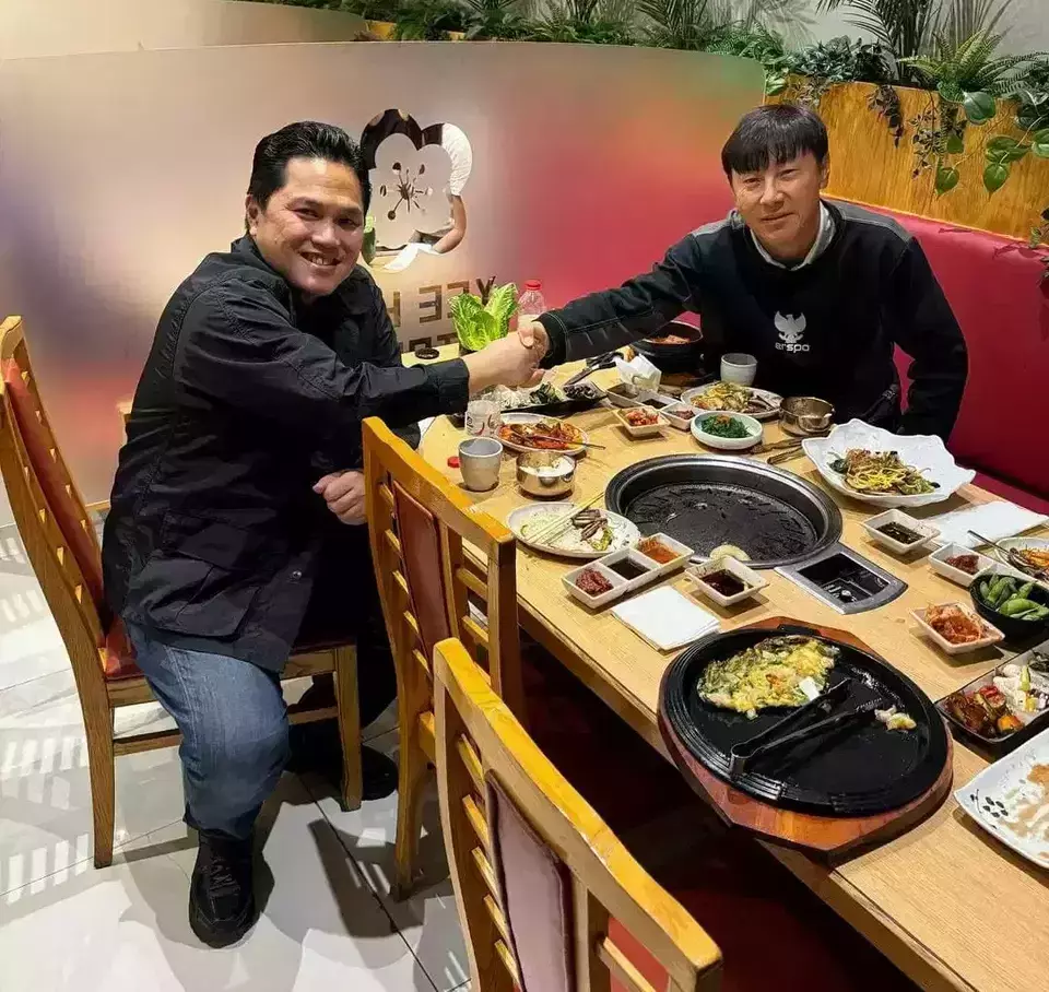 Indonesian Football Federation (PSSI) Chairman, Erick Thohir, and Coach Shin Tae-yong discussing football over a meal. Erick announced on Thursday, April 25, that Shin Tae-yong has extended his contract until 2027. (Photo courtesy of Erick Thohir)