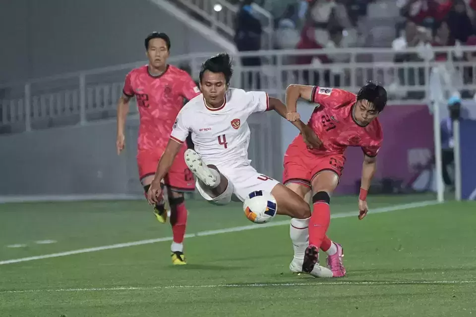 Indonesia U-23 National Team footballer Komang Teguh Trisnanda (center) battles for the ball with South Korean player Kim Dong-Jin (right) during the quarter-finals of the 2024 U-23 Asian Cup at Abdullah bin Khalifa Stadium, Doha, Friday, April 26, 2024. (PSSI)