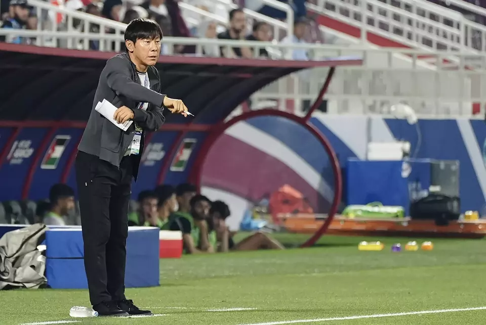 Indonesia, football team head coach Shin Tae-Yong gives instructions to his players during a U-23 Asia Cup match against Jordan at the Abdullah bin Khalifa Stadium in Doha, Qatar, Sunday, April 21, 2024. (Photo courtesy of the Indonesian Football Association)
