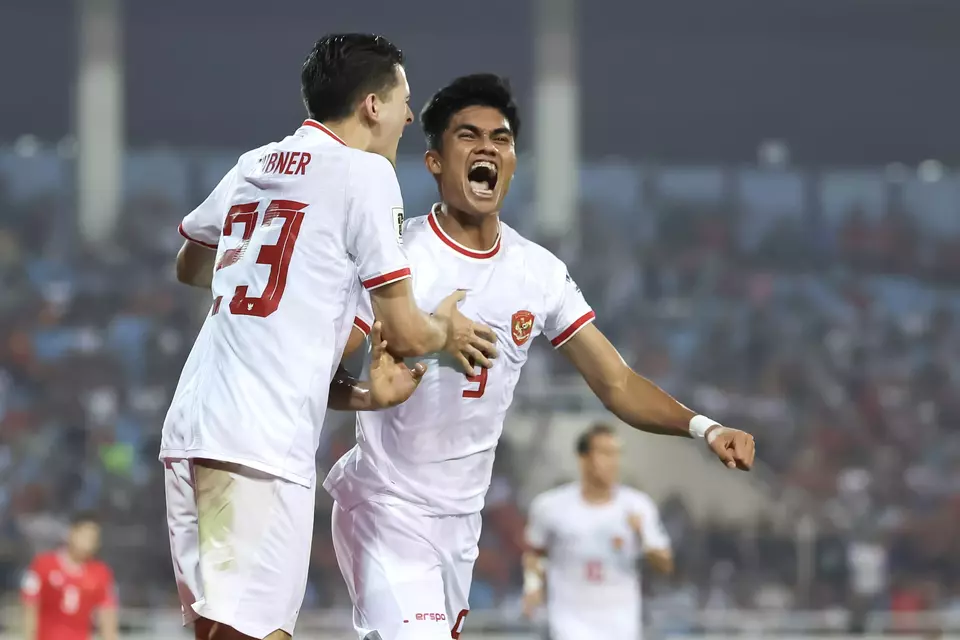 Indonesia National Team footballer Ramadhan Sananta (right) celebrates with his teammate Justin Hubner (left) after scoring a goal against Vietnam National Team in the fourth match of the 2026 FIFA World Cup qualification round two Group F at My Dinh National Stadium, Hanoi, Vietnam, Tuesday (26/3/2024). (Antara)