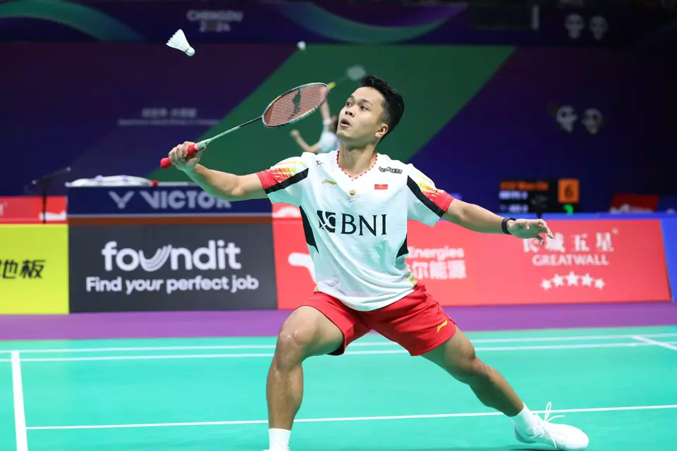 Anthony Sinisuka Ginting secured a victory over Thailand's Panitchapon Teeraratsakul with scores of 21-16, 21-13 at the Thomas Cup on Monday, April 29, 2024, at the Hi Tech Zone Sports Centre Gymnasium. (PBSI)