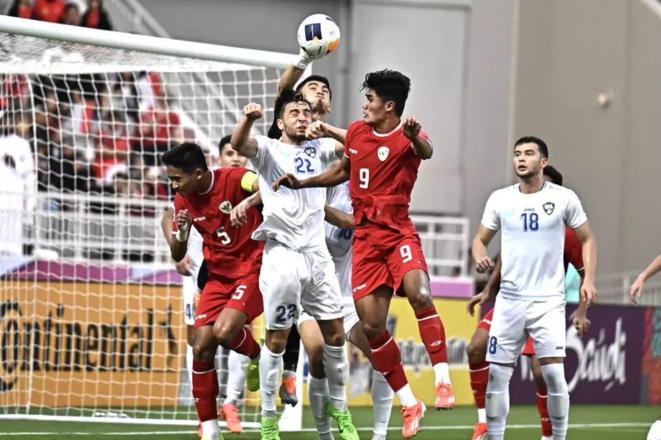 Ramadhan Sananta of Indonesia U-23 (second from the right) attempts to head the ball during the semifinal match against Uzbekistan U-23 in the AFC U-23 Asian Cup 2024 at Abdullah bin Khalifa Stadium, Doha, Qatar, on Monday, April 29, 2024. Indonesia lost to Uzbekistan with a final score of 0-2. (PSSI)