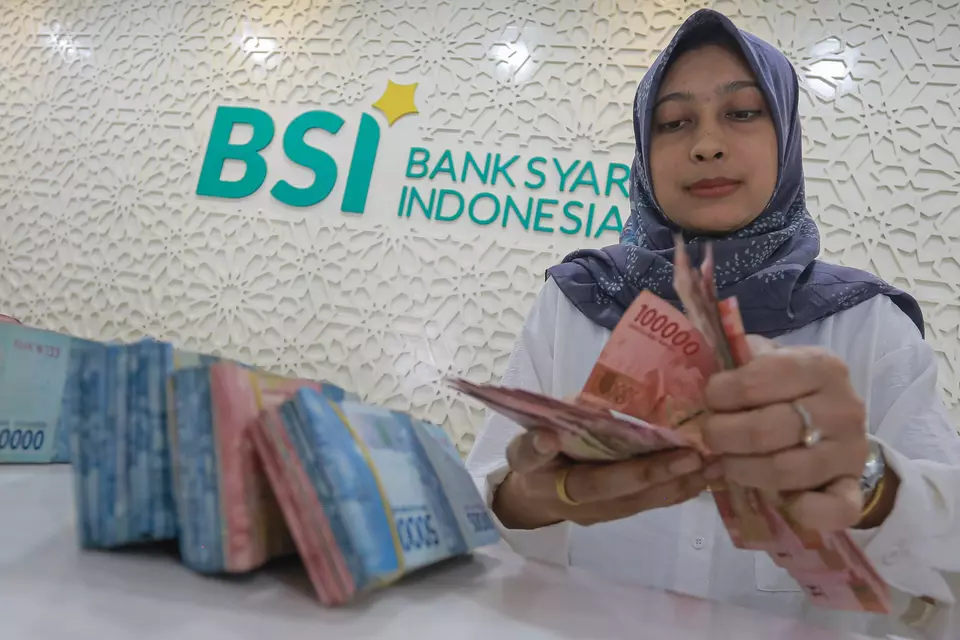 Bank Syariah Indonesia (BSI) branch officers counting cash deposits from customers in the Banda Aceh branch, Aceh, Tuesday, April 16, 2024. (ANTARA FOTO/Khalis Surry)