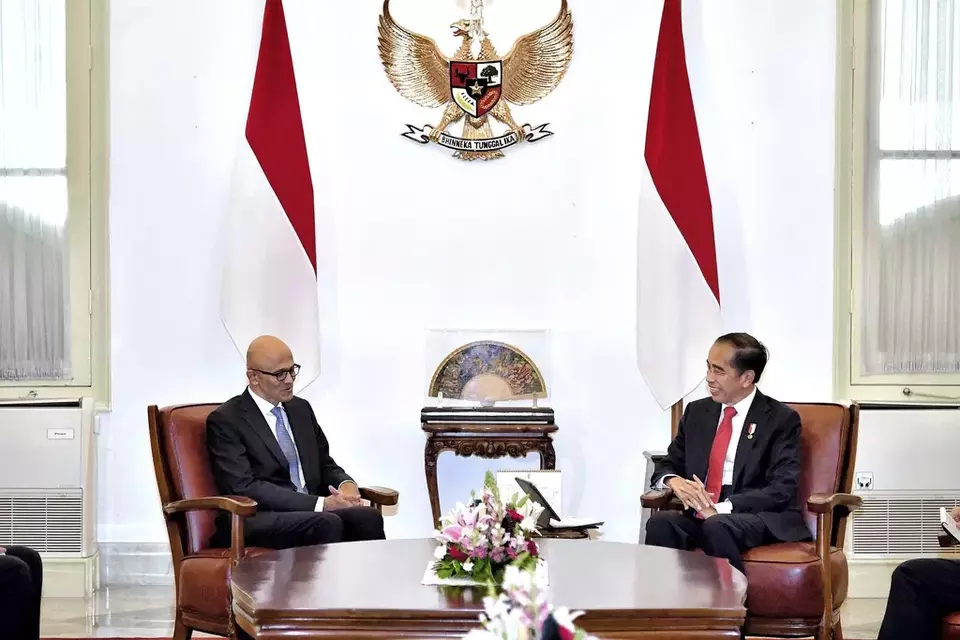 In this photo released by the Indonesian Presidential Palace, Microsoft CEO Satya Nadella, left, meets with Indonesia President Joko Widodo at Merdeka Palace in Jakarta, Indonesia, Tuesday, April 30, 2024. (Vico/Indonesian President Palace via AP)