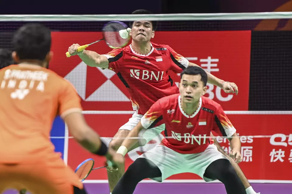 Indonesian badminton players Daniel Marthin, center, and Leo Rolly Carnando, right, play against their Indian opponents in the Thomas Cup group match at Chengdu Hi-Tech Zone Sports Center Gymnasium in Chengdu, China, Wednesday, May 1, 2024. (Antara Photo/Galih Pradipta)