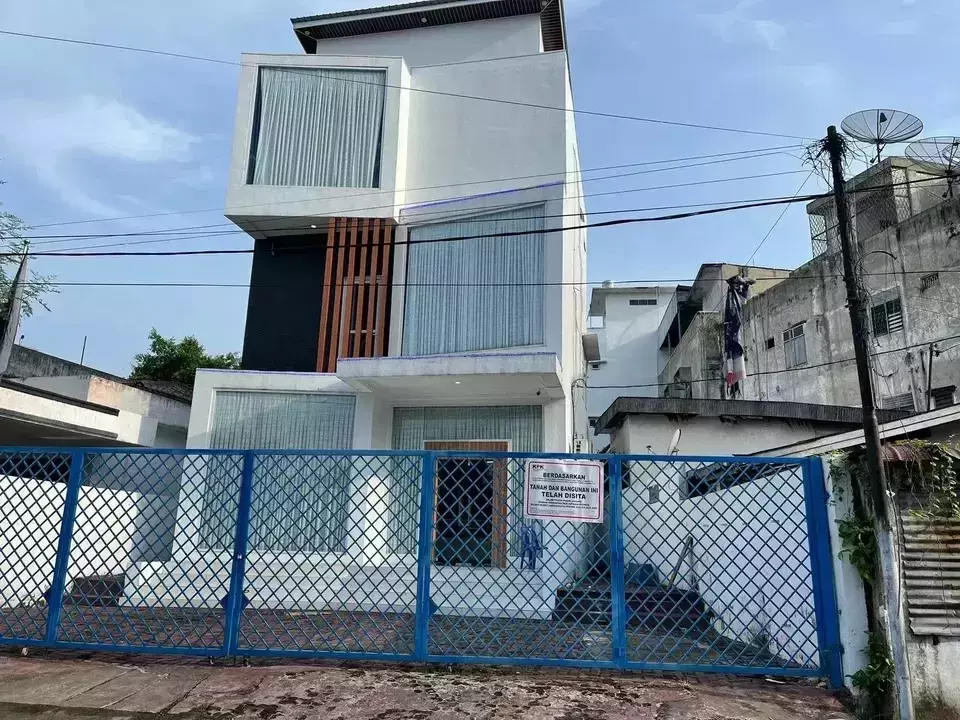 A building in Labuhanbatu Regency, North Sumatra, is seen with a seizure notice from the Corruption Eradication Commission (KPK) on Thursday, May 2, 2024. (Photo courtesy of KPK)