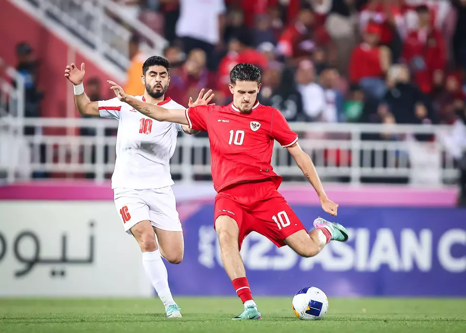 Indonesia U-23 national team captain, Justin Hubner (right). (PSSI)