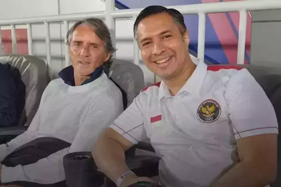 Roberto Mancini (left) with Hamdan Hamedan, Expert Staff for Diaspora and Youth Affairs at the Youth and Sports Ministry. Roberto Mancini told Hamdan that Marselino Ferdinand, Justin Hubner, Ivar Jenner, and Nathan Tjoe-A-On have the potential to play in Serie B. (Antara)