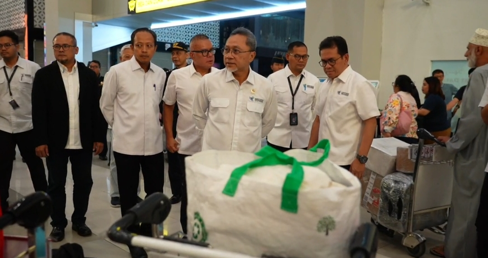 Trade Minister Zulkifli Hasan monitors the implementation of Trade Minister Regulation Number 7 of 2024 at Soekarno-Hatta Airport, Monday, May 6, 2024. (Beritasatu.com/Wahroni)