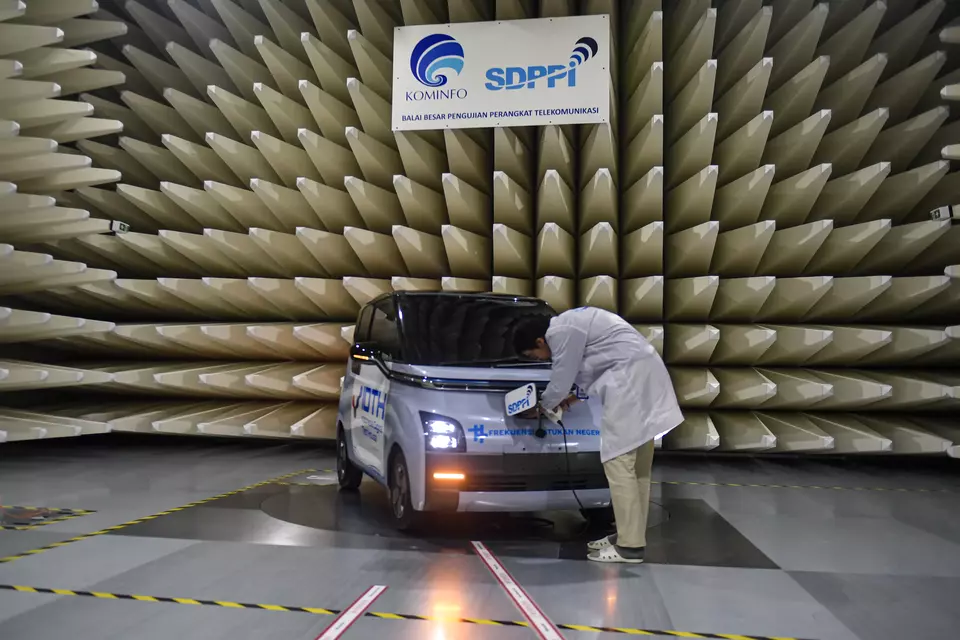 Researchers test an electric car at the Indonesia Digital Test House (IDTH) facility in Tapos, Depok, West Java, on Tuesday, May 7, 2024. IDTH is the largest and most comprehensive digital and telecommunication device testing center in Southeast Asia. (ANTARA FOTO/Muhammad Adimaja)