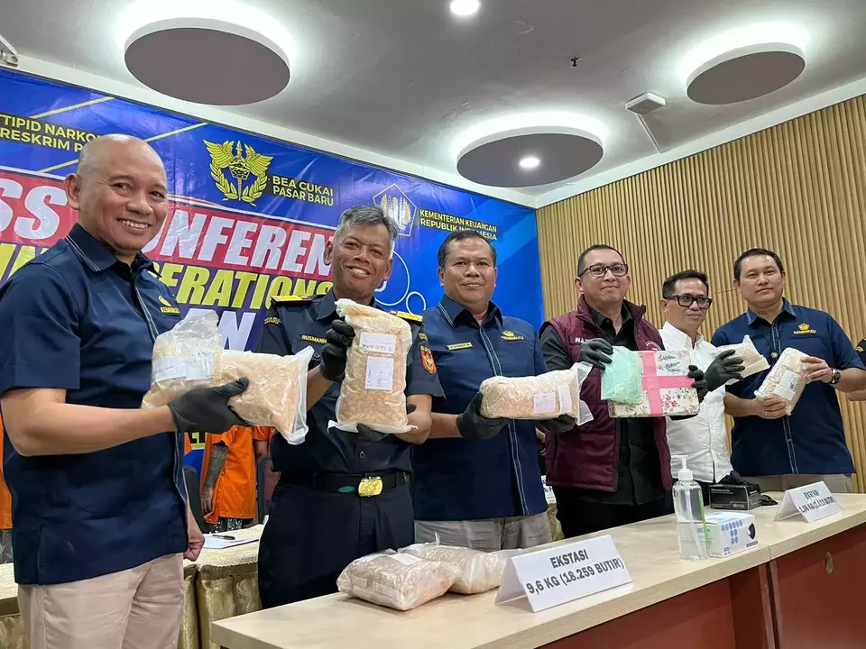 Jakarta Customs Office Head Rusman Hadi, second left, shows a plastic bag containing confiscated ecstasy pills during a news conference in Jakarta, Wednesday, May 8, 2024. (B-Universe Photo/Stefani Wijaya)