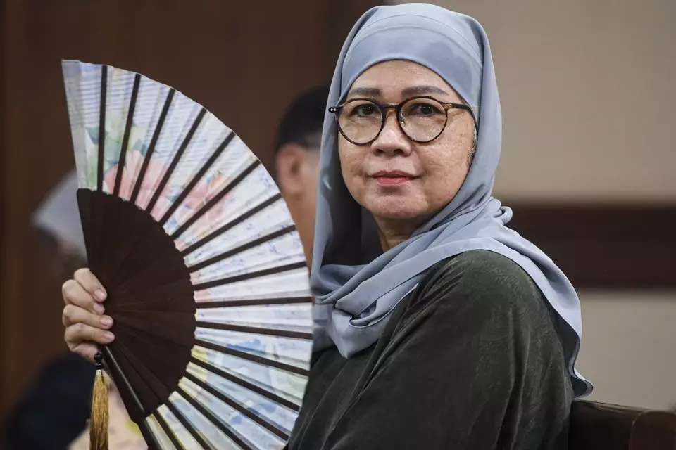 Former Pertamina CEO Karen Agustiawan holds a folding fan as she waits for a hearing in her graft trial at the Central Jakarta District Court, Monday, May 6, 2024. (Antara Photo/Muhammad Adimaja)