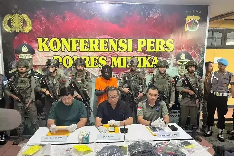 Cartenz Peace Operation Task Force Head Faizal Ramadhani, front center, speaks in a news conference about the arrest of suspected rebel Anan Nawipa, back row center, in Timika, Papua, Sunday, May 12, 2024. (B-Universe Photo/Sevianto Pakiding)