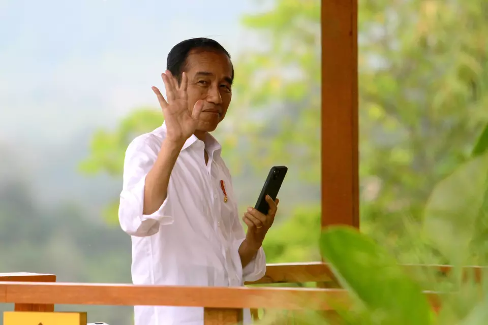 President Joko "Jokowi" Widodo waves at the camera when visiting the Bulango Ulu dam in Gorontalo on April 22, 2024. (Antara Photo/Adiwinata Solihin)