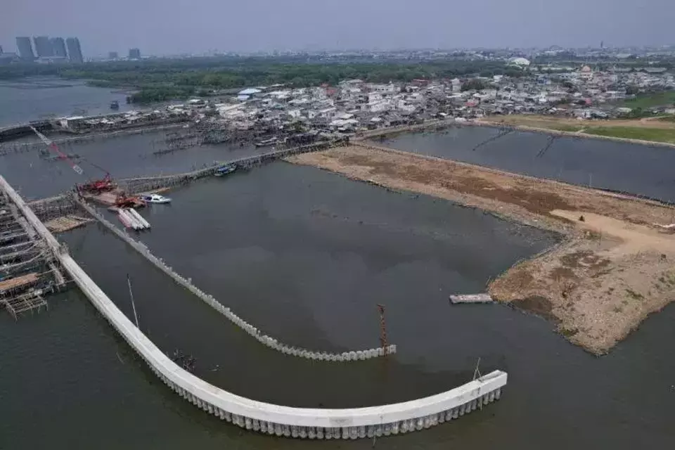 The progress of the Coastal Protection project aimed at safeguarding the shores of Jakarta Bay from tidal flooding has reached 53.14 percent and is expected to be completed by the end of 2024. (Hutama Karya)