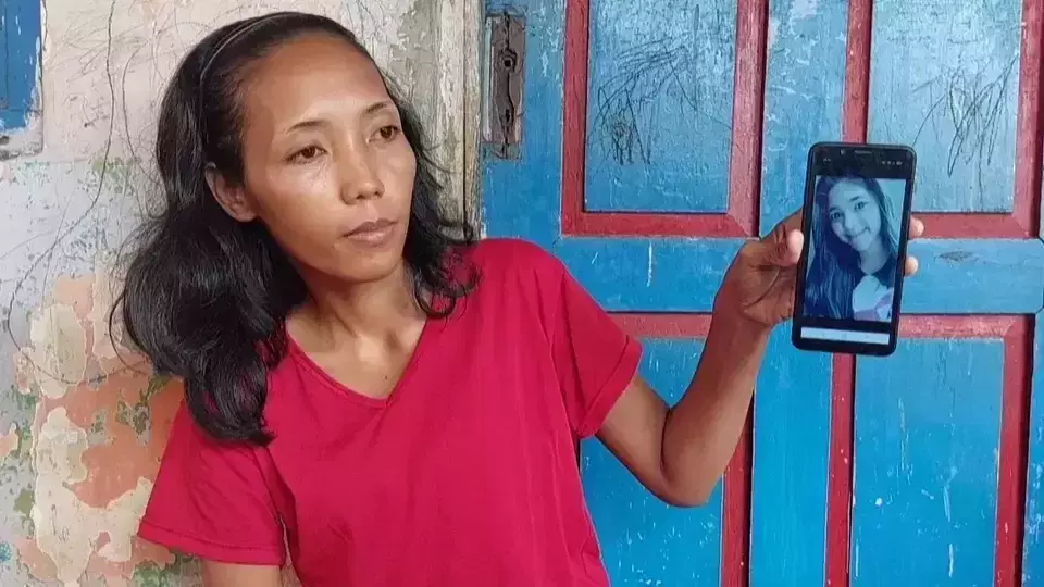 Marliyana is showing a picture of her late sister, Vina, on Thursday, May 16, 2024.  The National Police has formed a task force to aid the West Java Regional Police in arresting three fugitives sought in connection with the 2016 homicides of Vina and her partner, M Rizky Rudiana, in Cirebon, West Java. The case resurfaced and went viral on social media following the release of the film "Vina: Sebelum 7 Hari (Vina: Before 7 Days)." (Beritasatu.com/Candra Kurnia)