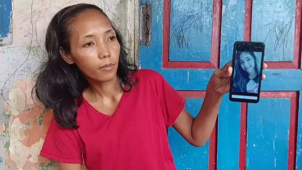 Marliyana is showing a picture of her deceased sister, Vina, on Thursday, May 16, 2024. The National Police has formed a task force to aid the West Java Regional Police in arresting three fugitives sought in connection with the 2016 homicides of Vina and her partner, M Rizky Rudiana, in Cirebon, West Java. The case resurfaced and went viral on social media following the release of the film "Vina: Sebelum 7 Hari (Vina: Before 7 Days)." (Beritasatu.com/Candra Kurnia)