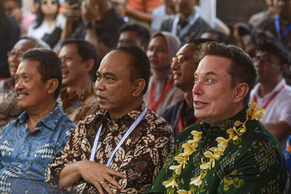 CEO of Tesla Inc. and SpaceX, Elon Musk (right), accompanied by Communication and Informatics Minister Budi Arie Setiadi (center) and Minister of Maritime Affairs and Fisheries Sakti Wahyu Trenggono (left), attends the launch of the satellite-based internet service Starlink at Sumerta Klod Community Health Center in Denpasar, Bali, on Sunday, May 19, 2024. (ANTARA FOTO/Muhammad Adimaja)