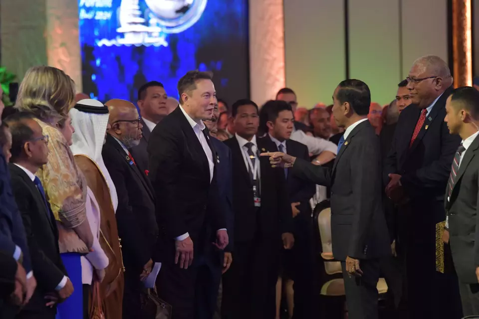 American business magnate Elon Musk speaks with President Joko "Jokowi" Widodo at the 10th World Water Forum in Bali on May 20, 2024. (Antara Photo/Maulana Surya)